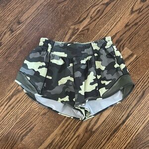Lululemon camo hotty hot short 2.5”